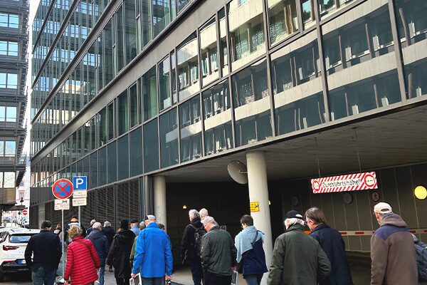 Le groupe devant l'hôtel de ville Große Bleiche