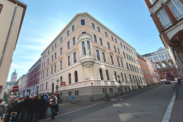 Le groupe devant la maison au coin de la Beidenbachstraße et de la Emmerich-Josef-Straße