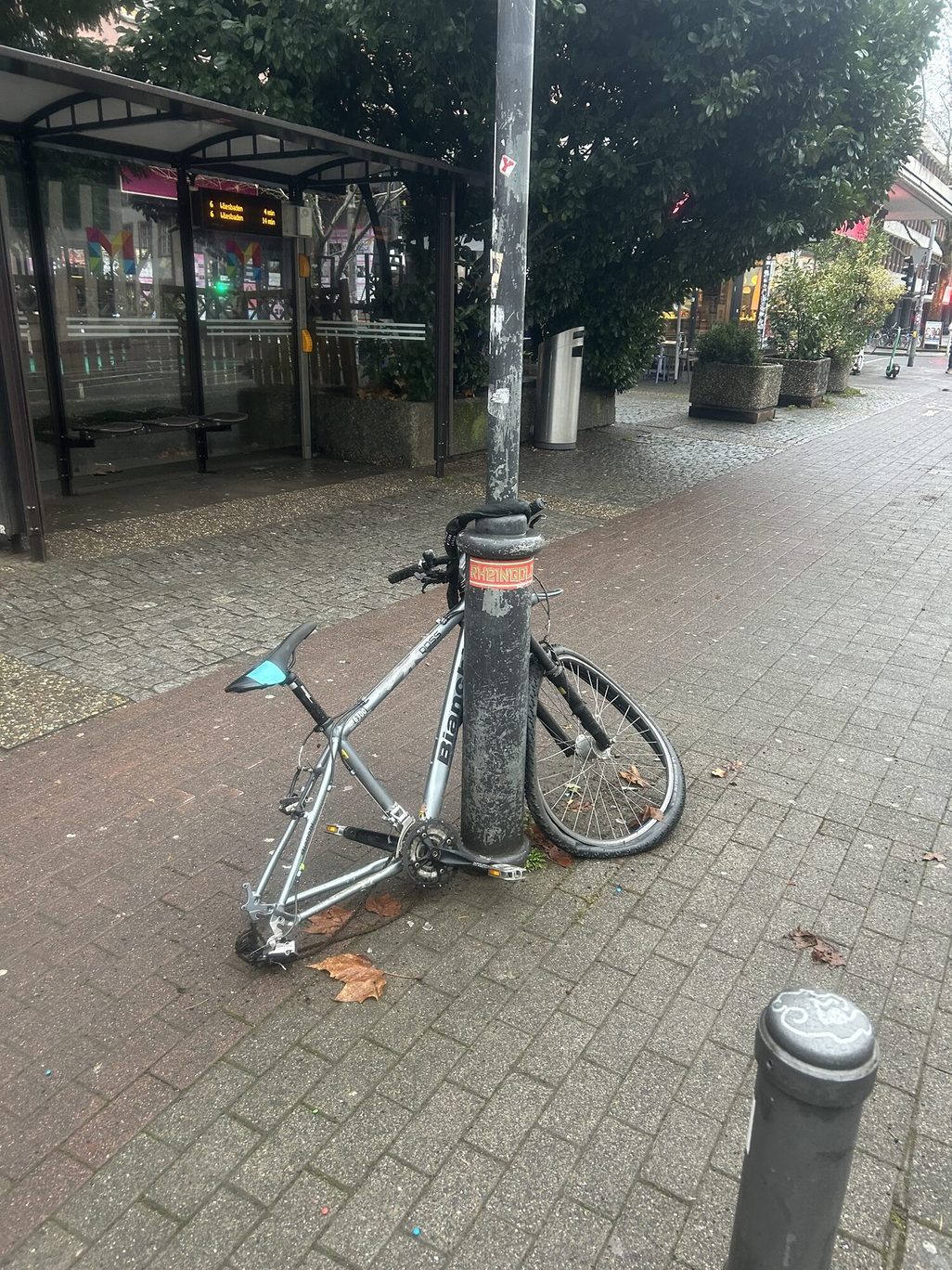 Schrottrad an Laternenmast