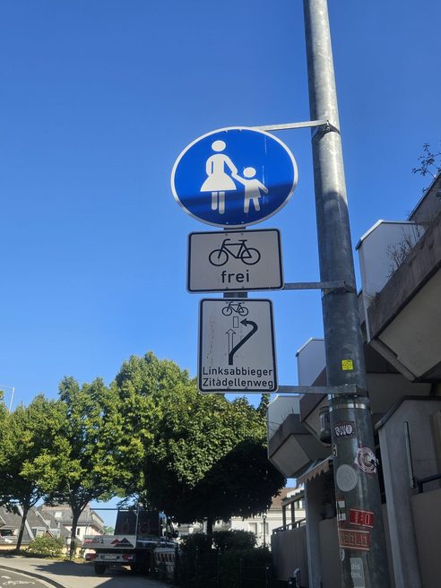 Verkehrzeichen Indirekter Linksabbieger Zitadellenweg