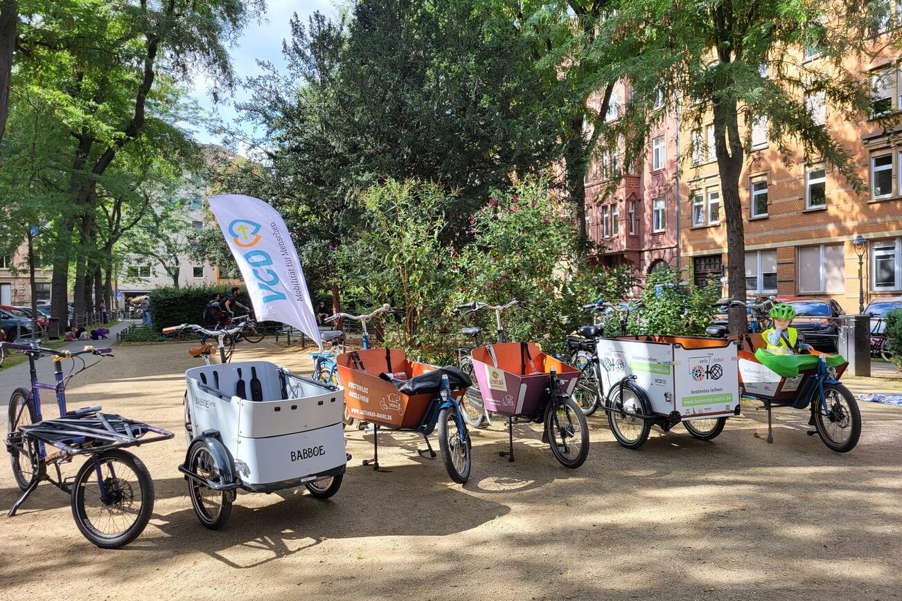 Bild eines ELMa-Lastenrades am Rhein