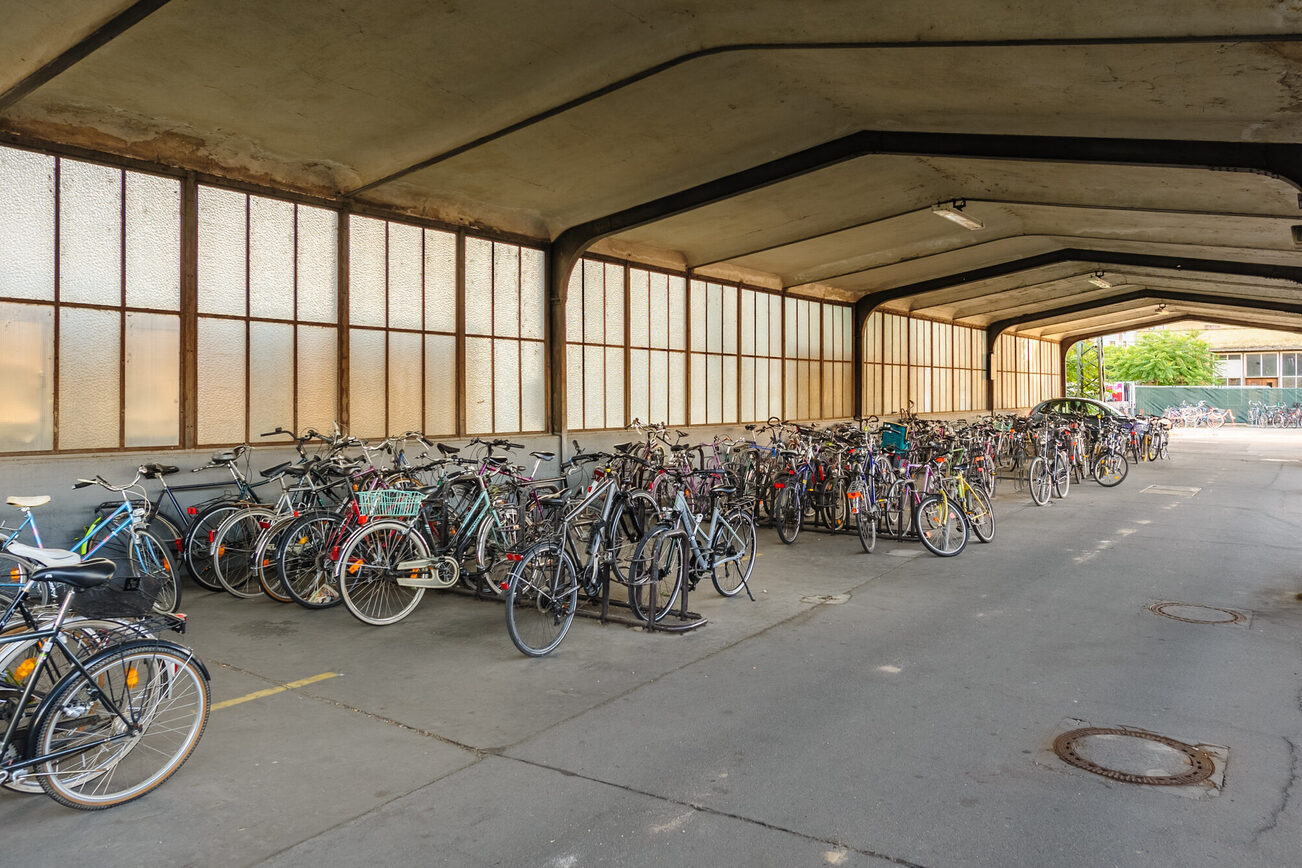 Überdachte Fahrradbügel am HBF Mainz