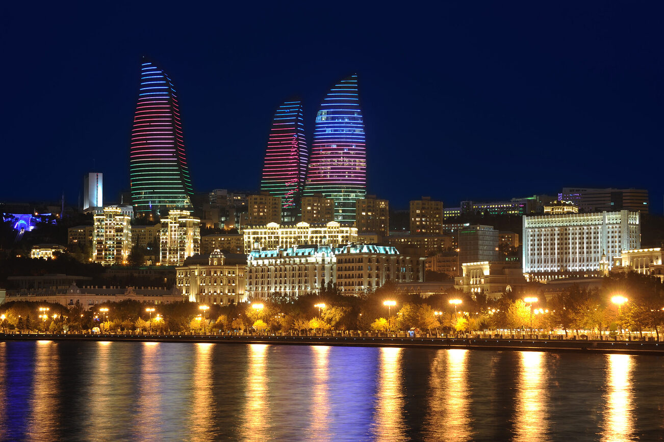 Flame Towers nocą, Baku