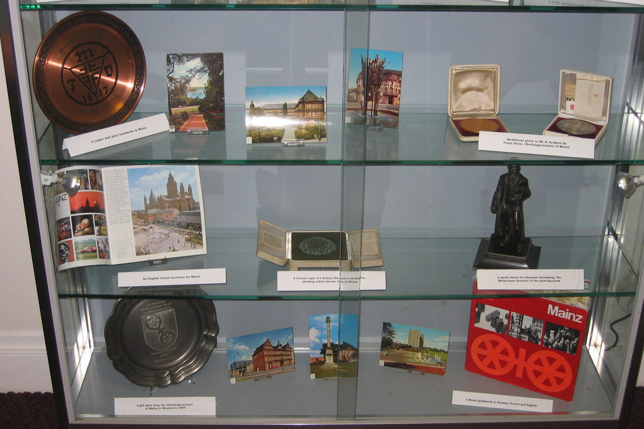 Vitrine im Rathaus Watford