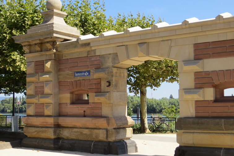 Un ala lateral del Kaisertor