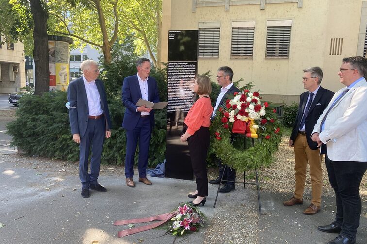 Oberbürgermeister Ebling enthüllt die LSBITQ-Stele