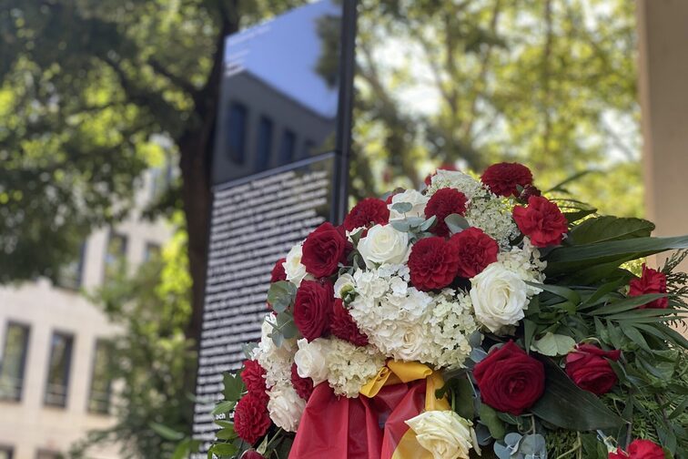 LSBTIQ-Stele mit Blumengesteck