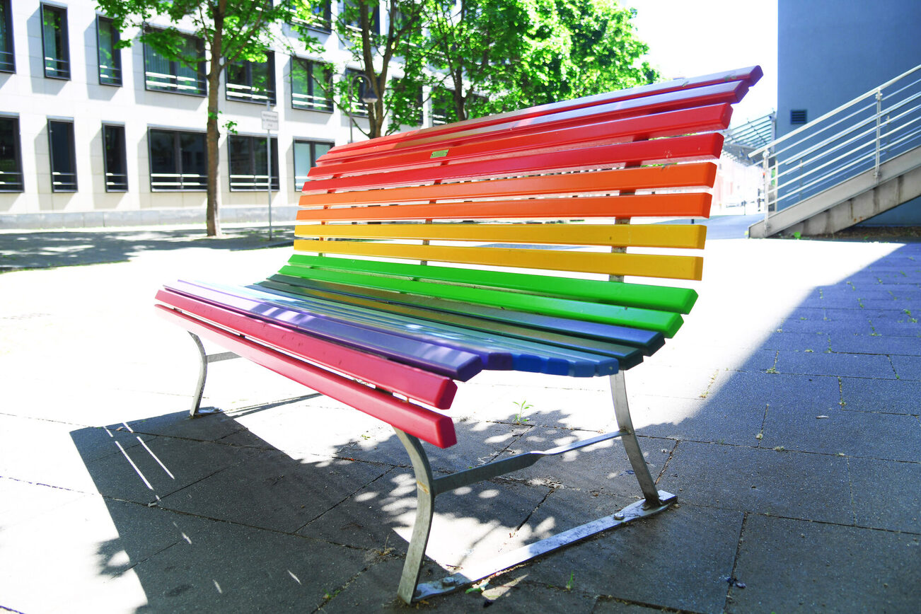 Regenbogenbank in der Landeshauptstadt Mainz