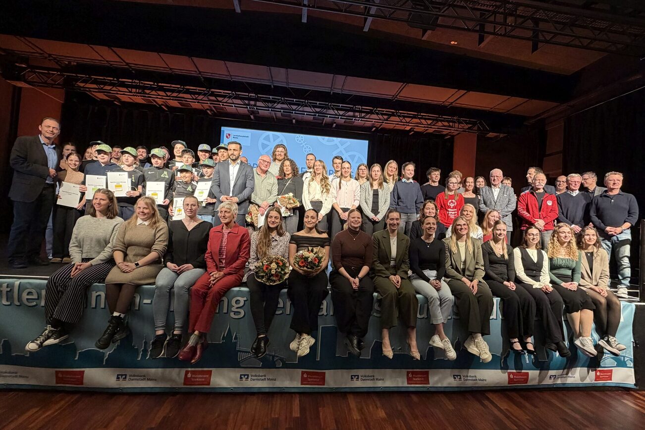 Gruppenfoto der geehrten Sportlerinnen und Sportler