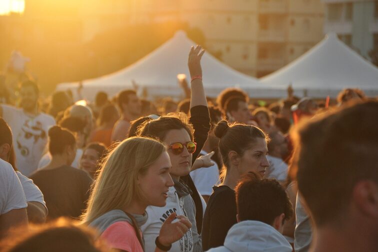 Menschen zusammen im Freien in der Sonne