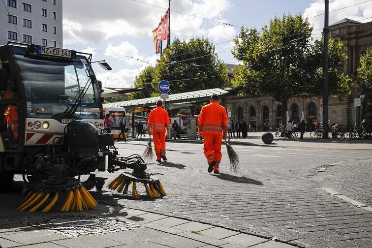 Straßenreinigung am Mainzer Hauptbahnhof