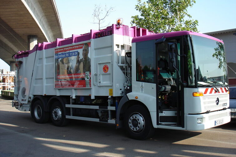 Auf dem Foto ist ein Entsorgungsfahrzeug der KAW abgebildet.