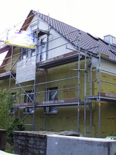 Auf dem Bild wird ein in der Sanierung befindliches Haus gezeigt.