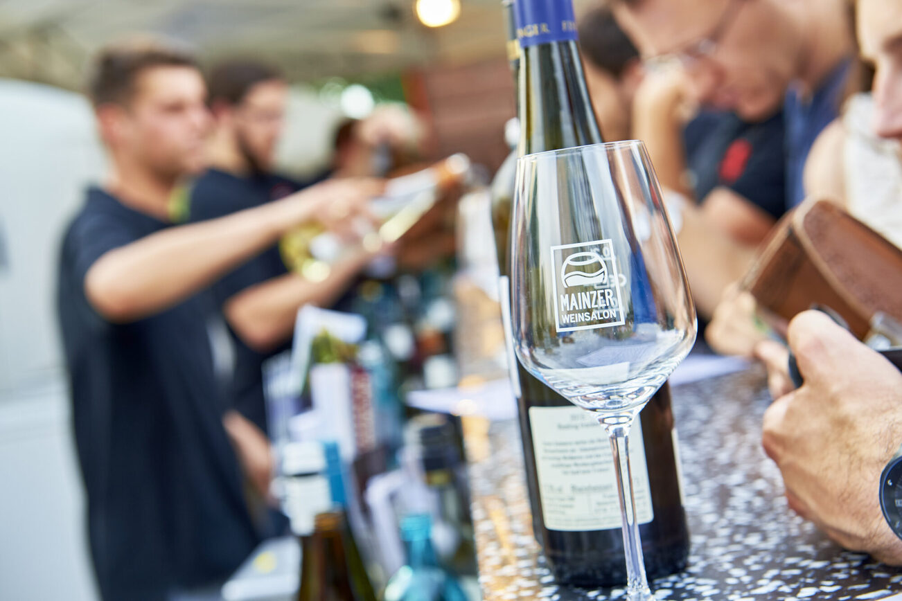 Gäste, die Wein trinken und sich unterhalten