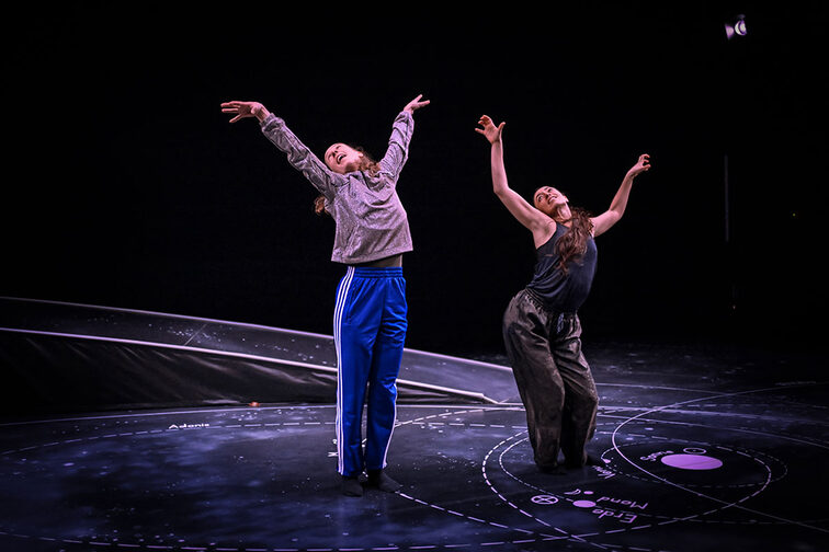 Zwei Tänzerinnen während des Tanztheaterstücks "Sky Night"