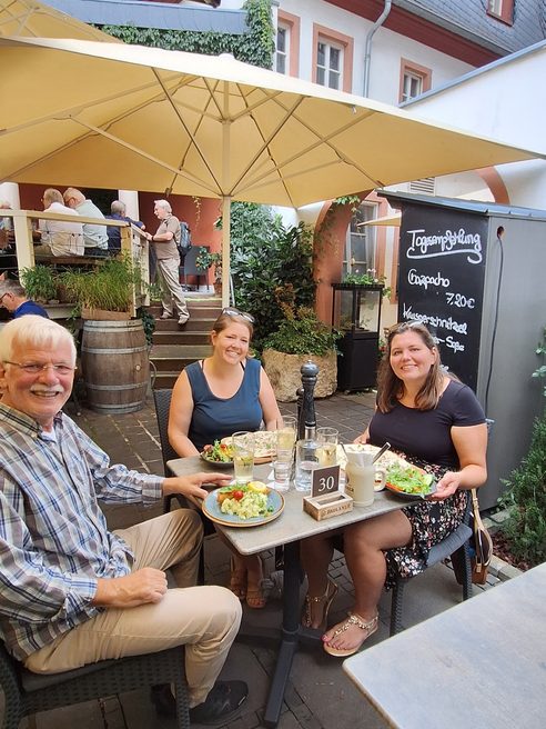 Greeter und Gäste beim Mittagessen