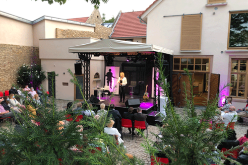 Bühne im historischen Hof