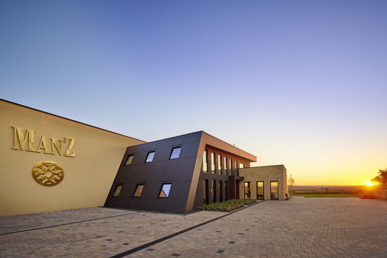 Schwarze Fassade des Weinguts im Sonnenuntergang