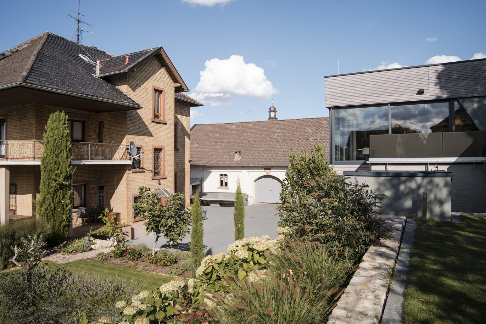 Außenansicht des Weinguts Dr. Koehler mit bestehenden Bauten und Neubau.