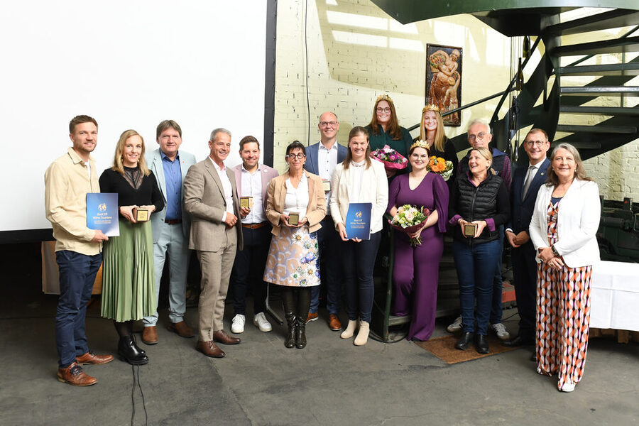 Zu sehen sind alle Preisträger:innen des Best Of Wine Tourism Awards 2026