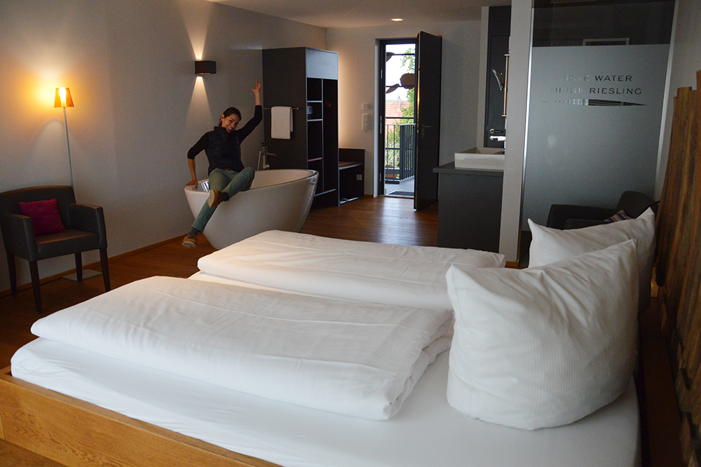 A room in the Espenhof with a free-standing bathtub.