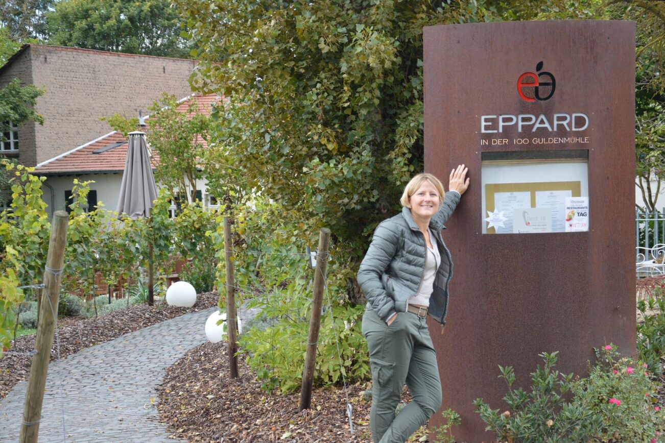 Eva Eppard am Eingang zur 100 Guldenmühle