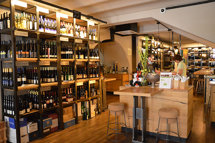 Vue sur le comptoir et les étagères de la vinothèque de Rheinhessen