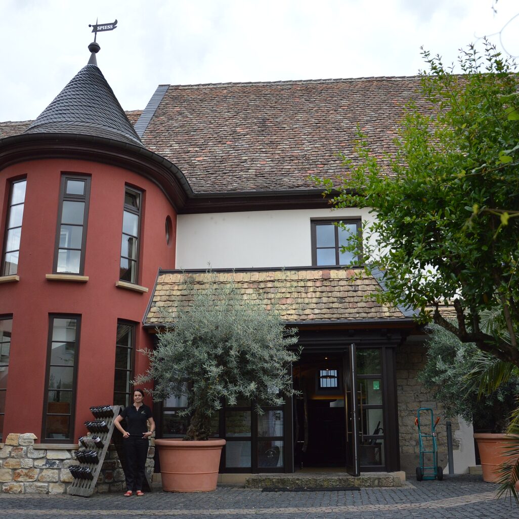 Außenansicht des Weinguts mit Restaurants