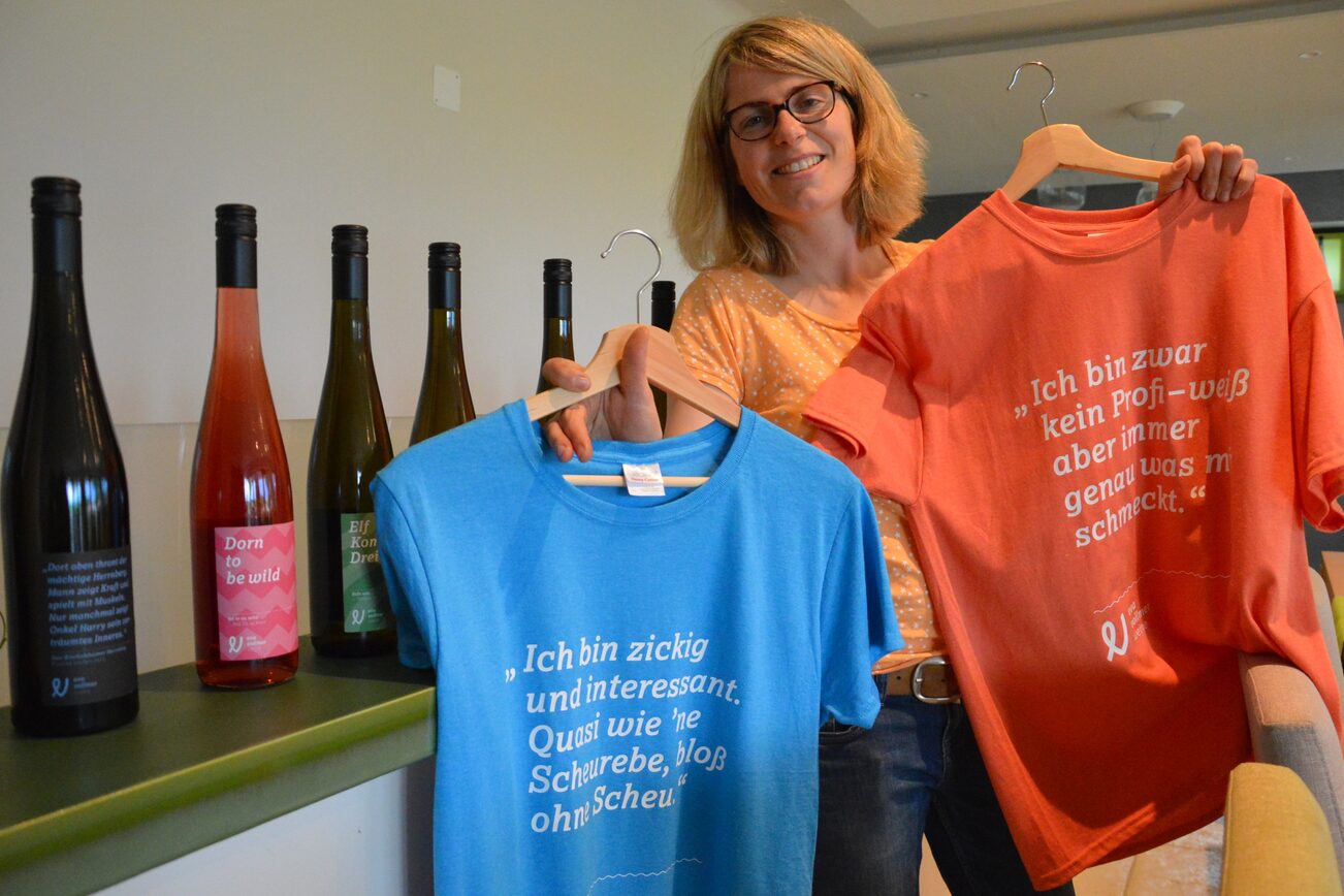 Eva Vollmer hält zwei T-Shirts in den Händen