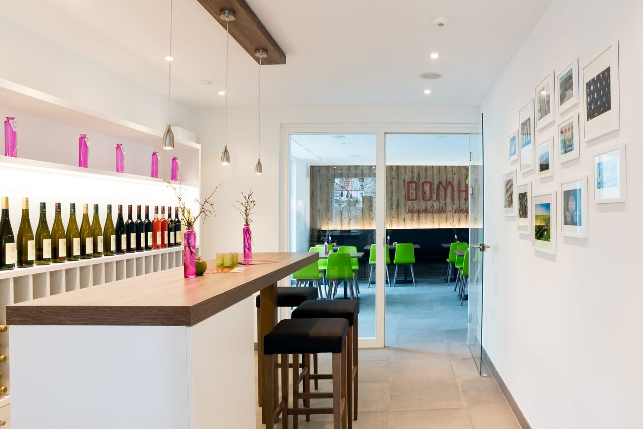 Mostrador con botellas de vino al fondo