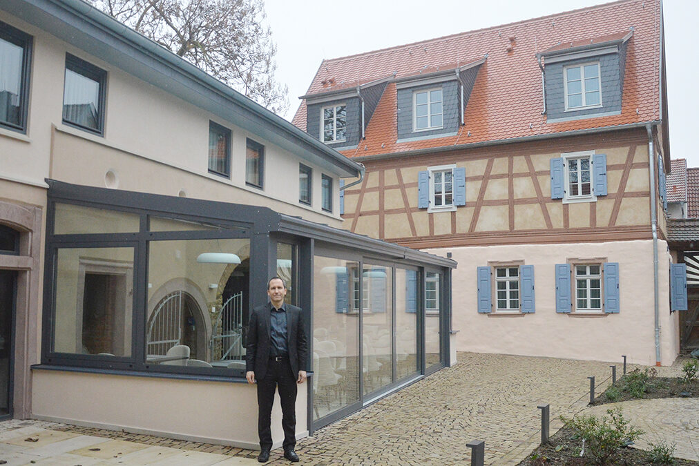 Stefan Spies dans la cour de l'hôtel