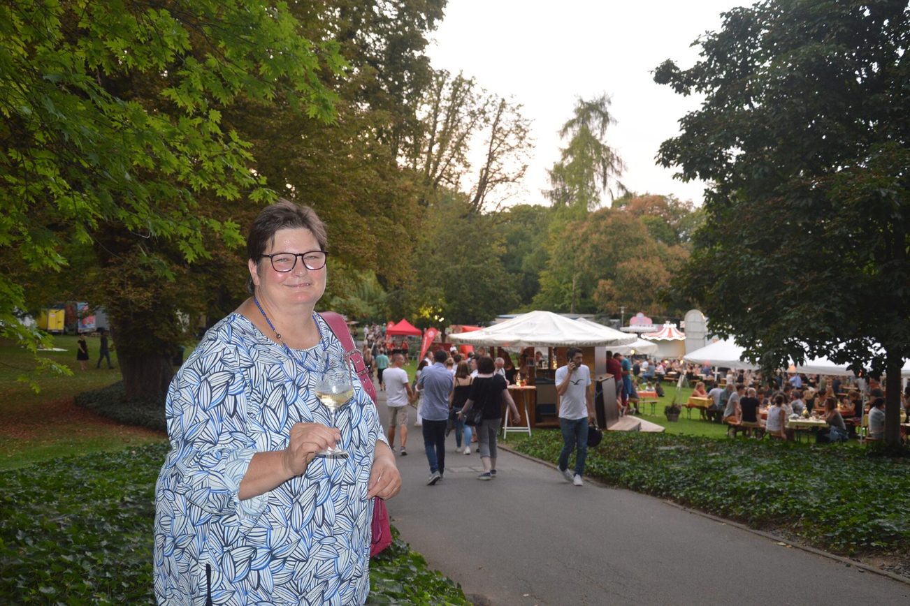 Frau mit Weinglas auf dem Weinmarkt