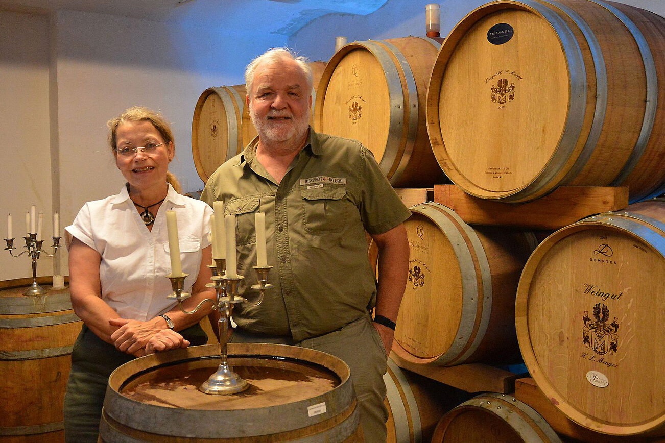 Dagmar y Horst Menger en la bodega de barricas