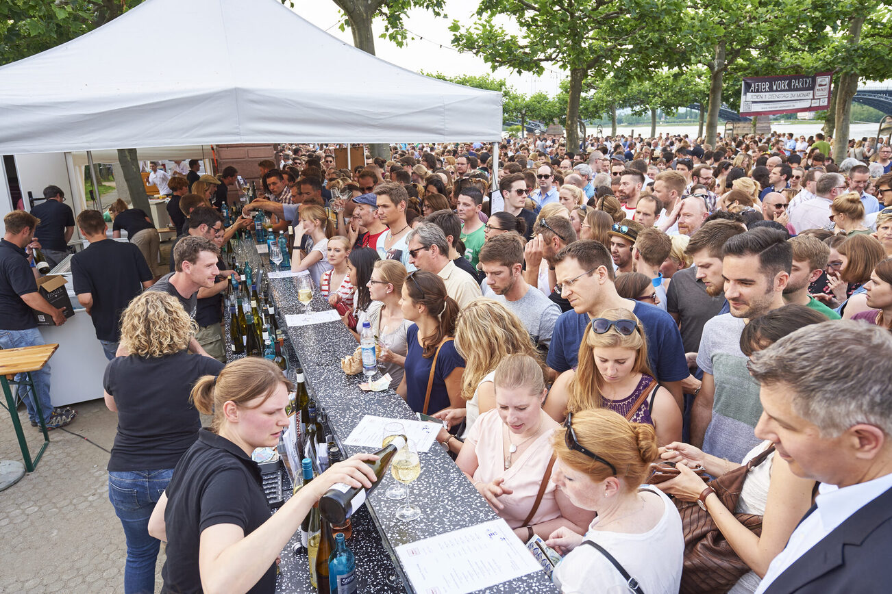 Visitors to the Weinsalon Rheinhessen on the banks of the Rhine