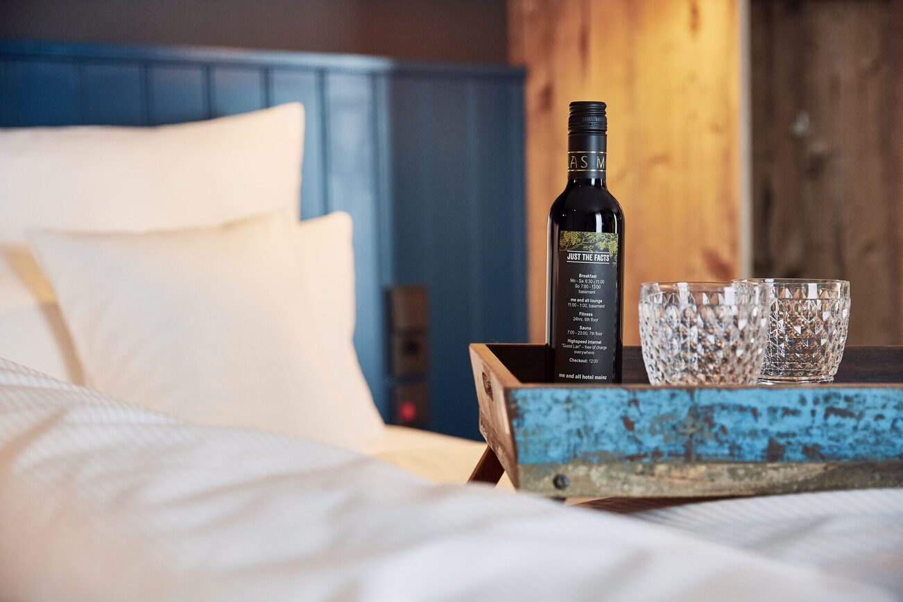 Bouteille de vin dans une chambre d'hôtel