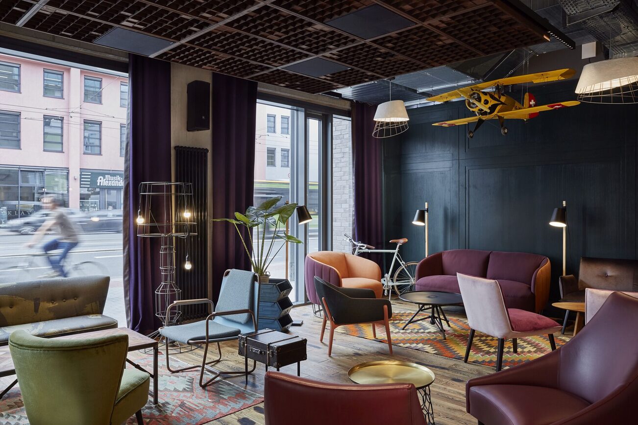 Des canapés douillets, un avion à hélice et bien d'autres choses encore se trouvent dans le hall d'entrée