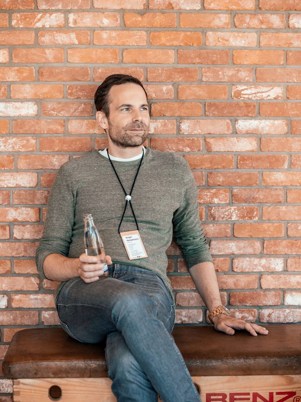 Holger Hanselmann est assis sur un banc