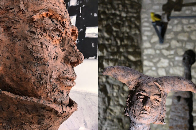 Ausstellungsraum mit Tonskulpturen