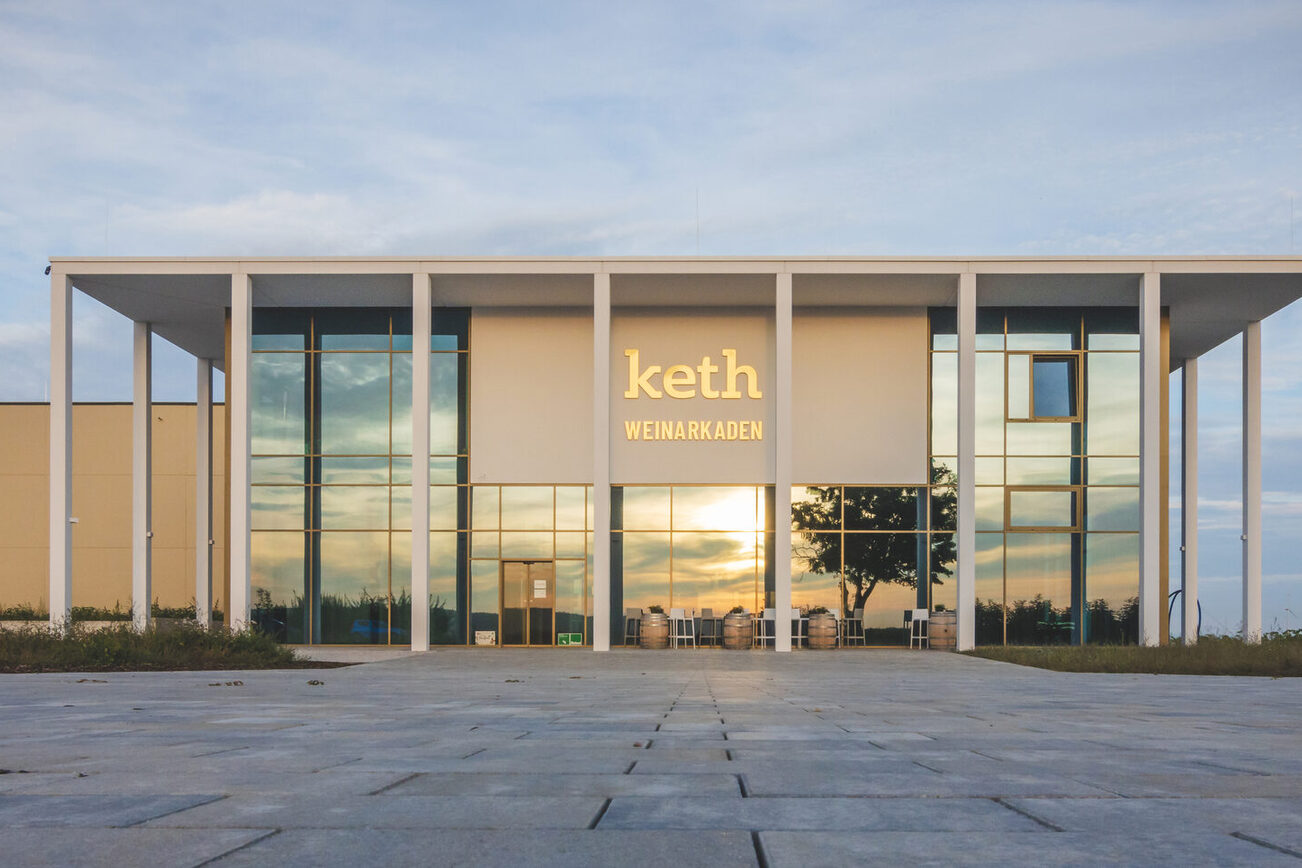 Das moderne Hauptgebäude des Weingutes Keth