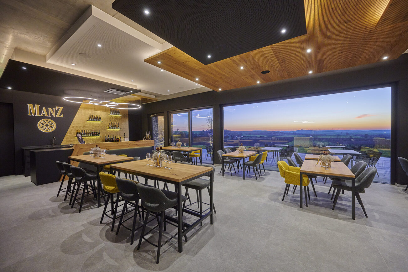 Ein Bild zeigt den Innenraum des Weinguts.