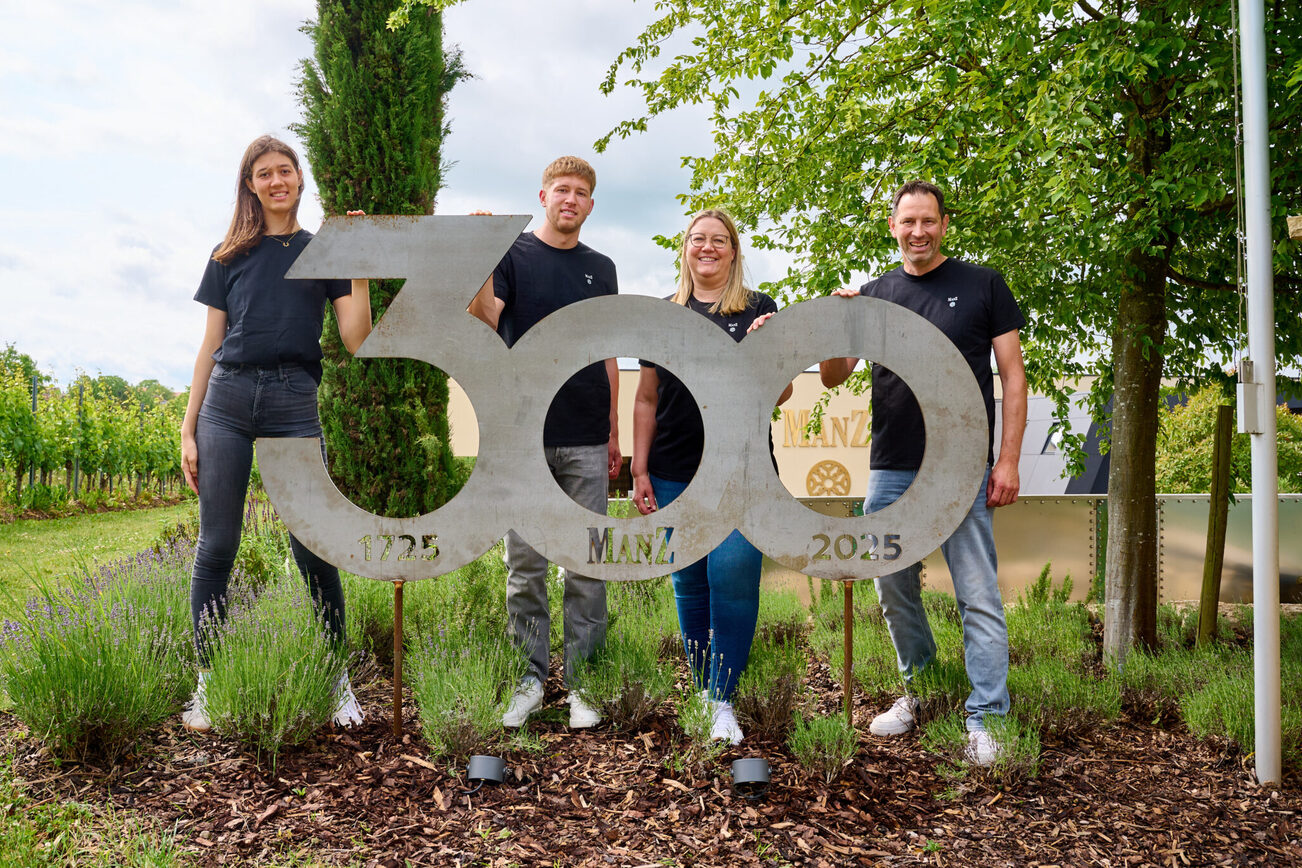 Ein Bild zeigt die Familie Manz.