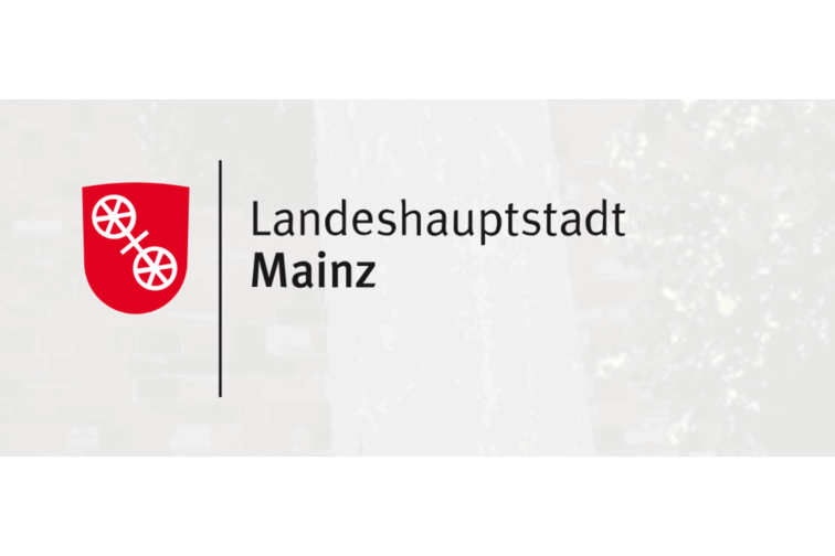 Logo der Landeshauptstadt Mainz - links das rote Wappen mit weißem Doppelrad, rechts daneben ein vertikaler Strich und rechts daneben der Schriftzug: Landeshauptstadt Mainz