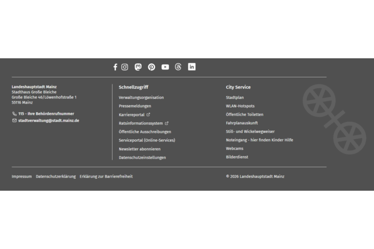 Screenshot der Fußzeile mit Social-Media-Icons, Adresse, Schnellzugriff, City Service, Impressum, Datenschutzerklärung und Erklärung zur Barrierefreiheit