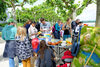 Besucher auf dem Krempelmarkt am Rheinufer