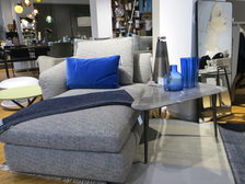Graues Sofa mit blauer Dekoration