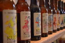 Bierflaschen mit bunten Etiketten der Brauerei Kuehn Kunz Rosen