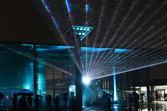 Auf dem Jockel-Fuchs-Platz wurden die Besuchenden selbst Teil der Lichtinstallation.