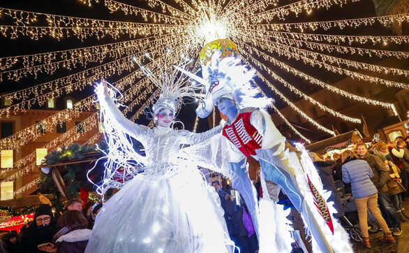 Leuchtende Walking-Acts unter dem Lichterhimmel des Mainzer Weihnachtsmarktes
