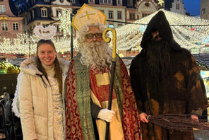 Weihnachtsengel, Nikolaus und Knecht Ruprecht vor dem Lichterhimmel © Landeshauptstadt Mainz