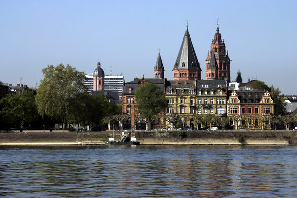 Mainzer Rheinufer vom Fluss aus gesehen, im Hintergrund der Dom